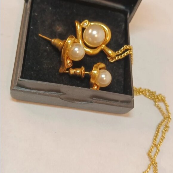 Pearl Earrings + Necklace with box -NEW- Shipping with Tracking - Picture 3 of 4